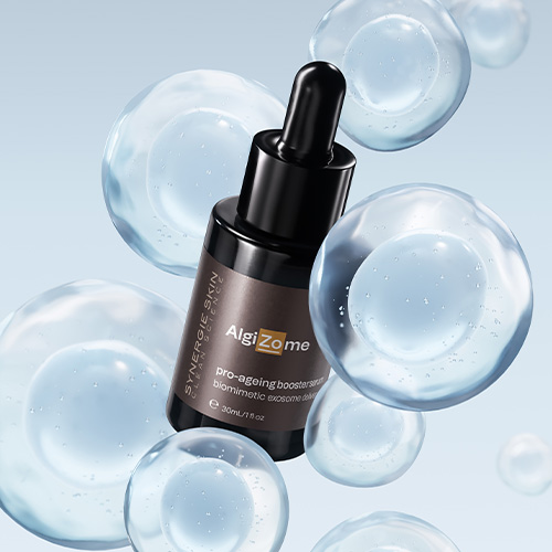 De AlgiZome flacon zwevend tussen transparante blauwe bellen die de geavanceerde exosome-afleveringstechnologie symboliseren.