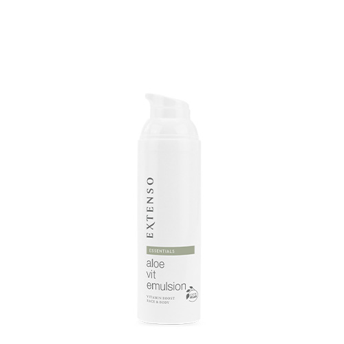 Witte pompflacon Extenso Aloë Vit Emulsion tegen een witte achtergrond.