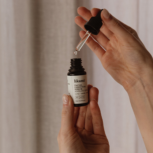 Dit Facial Essential Oil serum is het ultieme serum voor jeugdigheid en schoonheid.  hydraterend-anti-aging-serum-van-likami