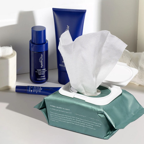 HydroPeptide HydroActiv Cleanse doekjes in geopende verpakking omringd door HydroPeptide Power Serum en andere huidverzorgingsproducten in een lichte sfeersetting