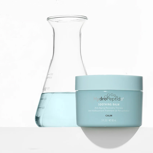 HydroPeptide Soothing Balm pot naast een laboratoriumglas met vloeistof