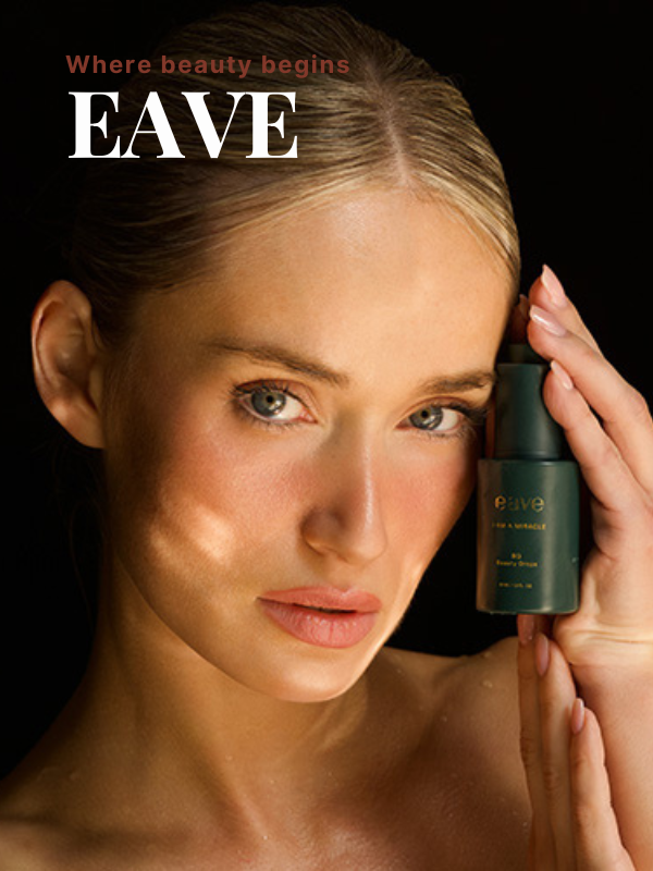 ortret van een vrouw die een donkergroen flesje EAVE Beauty Drops bij haar gezicht houdt, met de tekst "Where beauty begins EAVE" in de linkerbovenhoek.