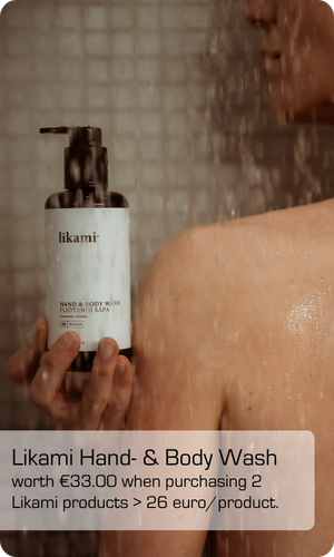 Een vrouw onder de douche met vallende waterdruppels, die een fles Likami Hand en Body Wash vasthoudt.