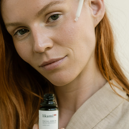 Breng 2-4 druppels Likami Skin Redness serum aan op een schoon gezicht verminder-roodheden-met-het-likami-skin-redness-serum