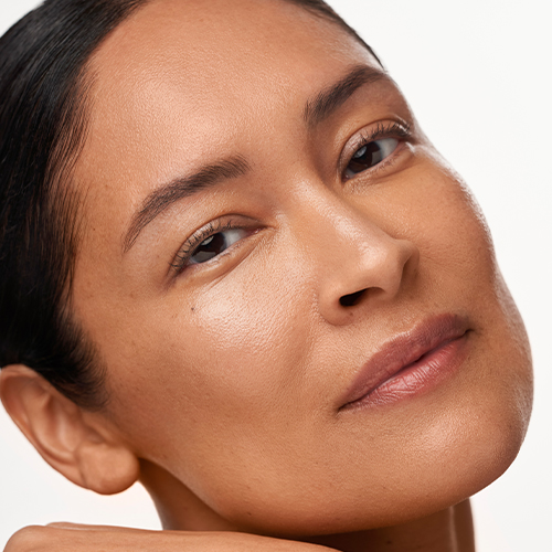 Een gedetailleerde close-up van het gezicht van een model met een gehydrateerde, stralende huid na gebruik van IMAGE Skincare.