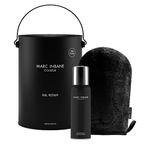 Marc Inbane RAL 90TAN gelimiteerde editie geschenkset met een Hyaluronic Self Tan Spray fles een zwarte verfemmer verpakking en een gratis tanning glove op een witte achtergrond