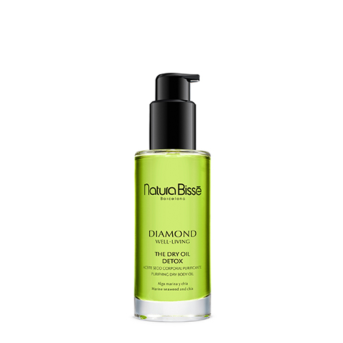 Een glazen flacon van 100ml Natura Bissé Diamond Well Living Detox Dry Body Oil. De olie heeft een heldere frisgroene kleur en een zwarte pomp.