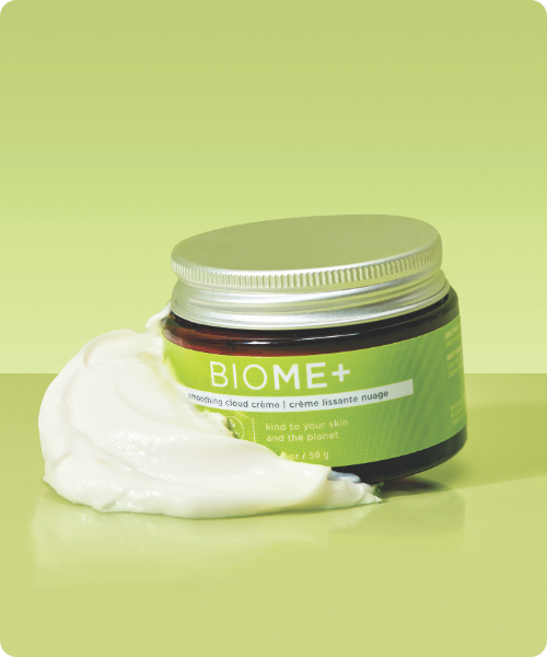 IMAGE-Skincare-BIOME+-Smoothing-Cloud-Crème-50gr-pot-staat-tegen-de-crème-witte-dikke-textuur-groene-achtergrond-zilveren-deksel-van-de-pot