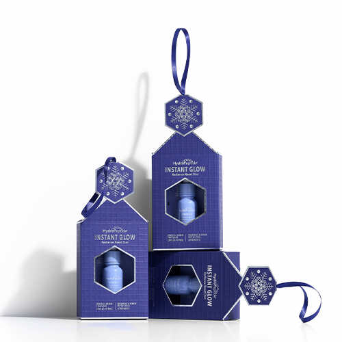 Meerdere HydroPeptide Instant Glow kerstornamenten bij elkaar in een feestelijke opstelling