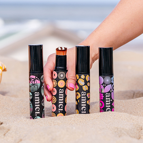 Refillable-Brush-Orange-Obsession-verschillende-bruches-in-het-zand-hand