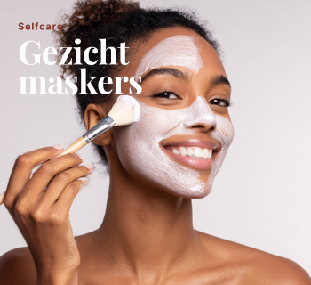 Gezichtsmasker-getinte-vrouw-kwast-masker-aanbrengen
