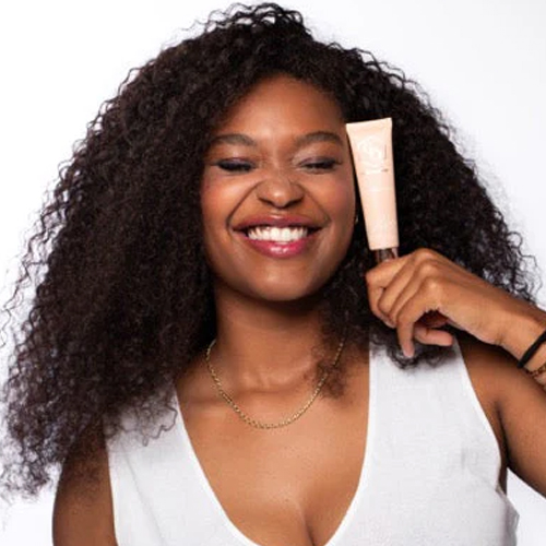 Eenvoudig-aan-te-brengen-foundation-snel-fris-en-stralend-met-hydratatie