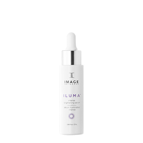 Een staande witte flacon van het Image Skincare Iluma Intense Brightening Serum met een zilveren pipetdop tegen een witte achtergrond.