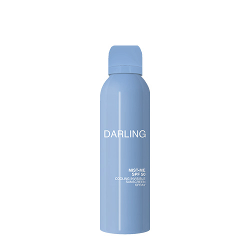 Een staande lichtblauwe spuitbus van Darling Mist Me SPF 50 Cooling Invisible Sunscreen Spray van 150ml op een witte achtergrond.