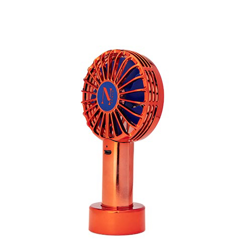 Achterkant van de oranje Nimya ventilator met een blauw logo op een witte achtergrond