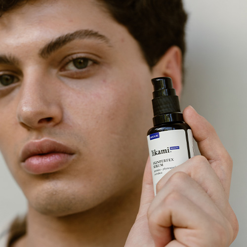 Likami Skin Perfect Serum sfeer model-met-likami-skin-perfect-serum