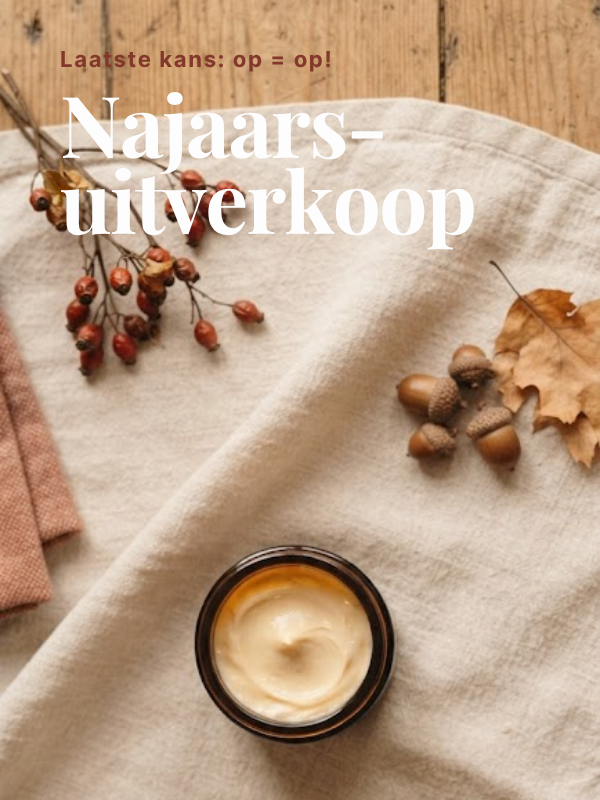 Bovenaanzicht van een geopende pot gezichtscrème op een linnen doek met herfstdecoratie zoals eikels en rozenbottels met de tekst Laatste kans: op = op! Najaarsuitverkoop.