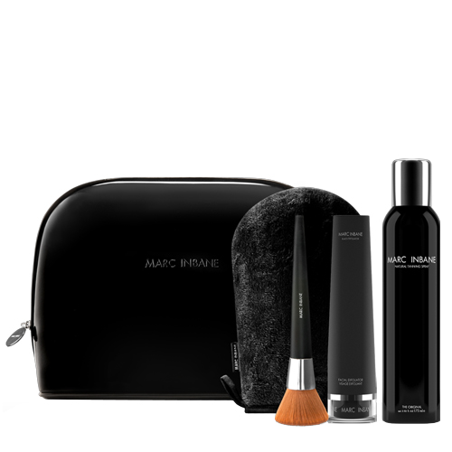 Een glanzende zwarte Marc Inbane lakleren toilettas met een flacon tanning spray een tube gezichtsscrub een powder brush en een applicator handschoen