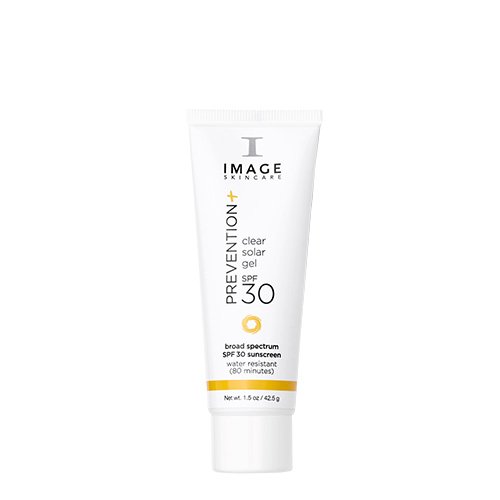 Een staande tube IMAGE Skincare PREVENTION+ Clear Solar Gel SPF 30 op een witte achtergrond.
