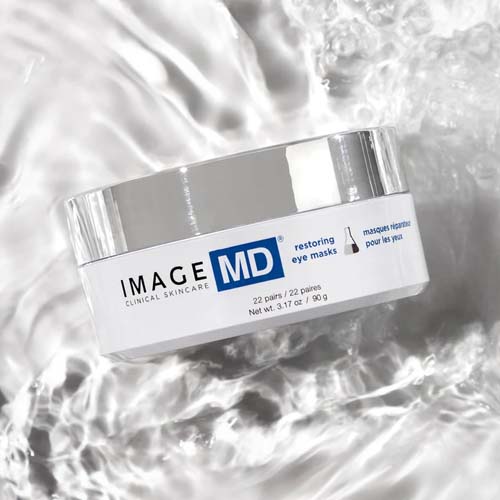 De pot IMAGE MD Restoring Eye Masks omringd door water voor een verfrissende en hydraterende uitstraling.