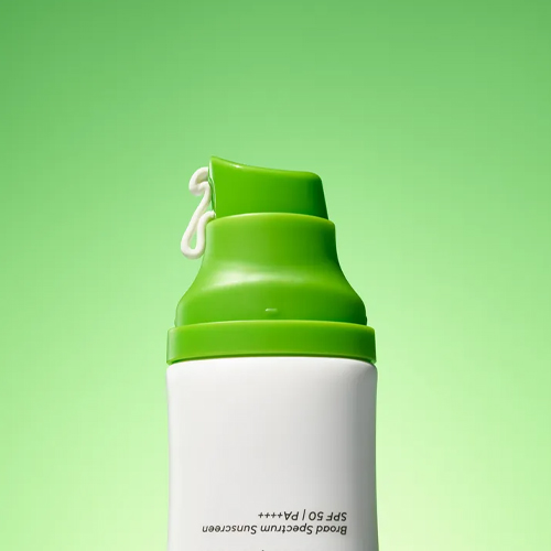 Detail van de pomp van Murad Superactive Moisturizer SPF 50 met crème
