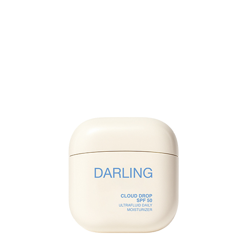 Een vierkante, beige flacon van Darling Cloud Drop SPF 50 Ultrafluid Daily Moisturizer tegen een witte achtergrond.