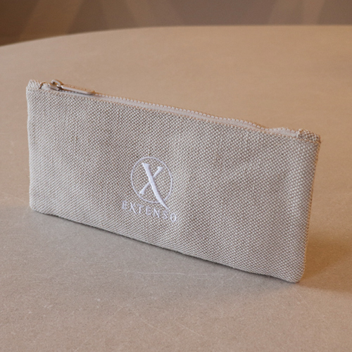 Close-up van de Extenso on the go beauty pouch op een lichte ondergrond, waarbij de textuur van de stof goed zichtbaar is.