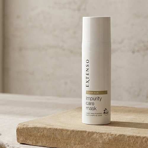 Fles Extenso Impurity Care Mask staand op een zandkleurige natuurstenen ondergrond.