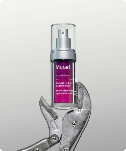 Murad Cellular Hydration Repair Serum pompflacon vastgeklemd in een griptang