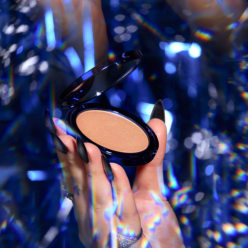 NikkieTutorials Monarch Glowification Highlighter lichtgewicht-highlighter-van-nimya-kleur-golden-bronze