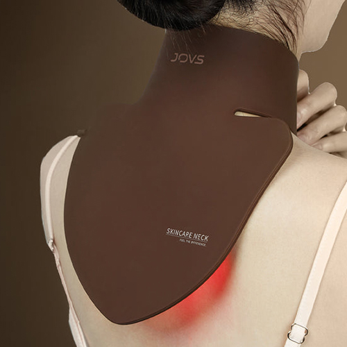 Achteraanzicht van een vrouw die het JOVS LED masker omgekeerd op haar nek en bovenrug draagt waarbij een rode gloed onder de rand vandaan komt