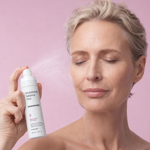 Een vrouw die de mesoestetic exopeptide balance mist op haar gezicht sprayt voor verfrissing