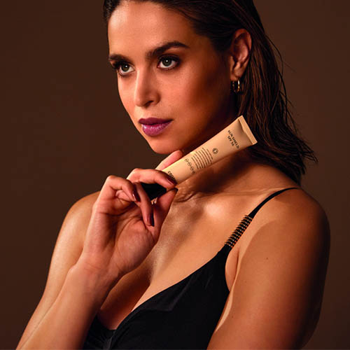 Cenzaa Sun Shield heeft een lichte, niet vettige textuur Cenzaa-Sun-Shield-SPF50-50ml-model