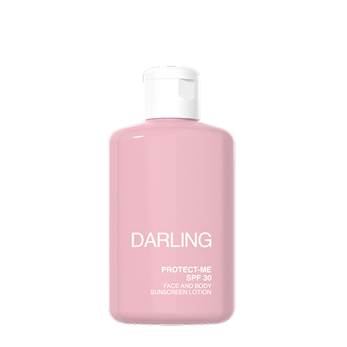 Een pastelroze flacon van DARLING PROTECT-ME SPF 30 Face and Body Sunscreen Lotion op een witte achtergrond.