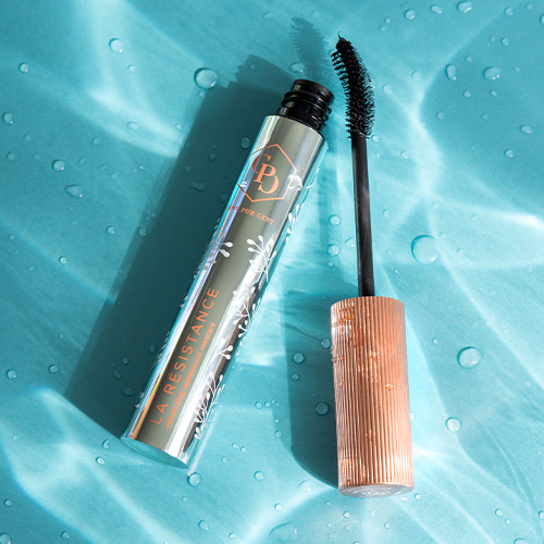 De verpakking van Cent Pur Cent La Résistance volumizing waterproof mascara met het borsteltje, gepresenteerd op een waterachtig blauwe ondergrond.