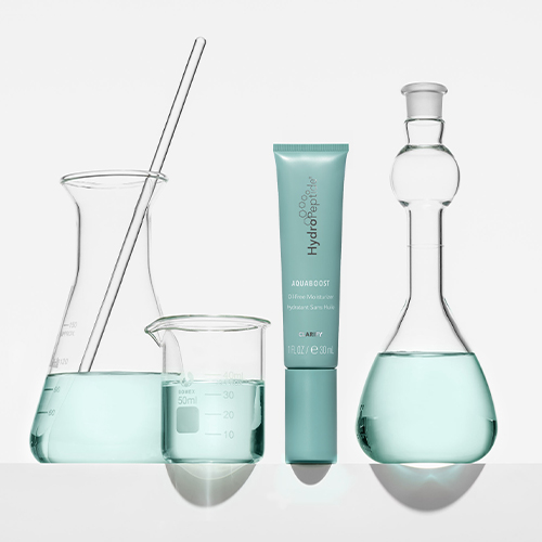HydroPeptide Aquaboost tube opgesteld tussen laboratoriumglaswerk en blauwe vloeistof