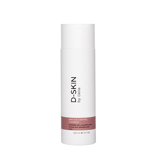 Een witte fles van het merk D-SKIN met de naam Skin Age Control Cleanser en een inhoud van 200ml, staand tegen een witte achtergrond.