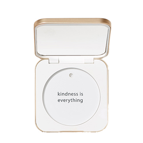 Geopende Jane Iredale Refillable Compact met spiegel en de tekst "kindness is everything" op de bodem.