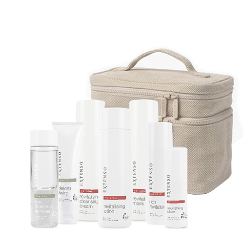Een complete set Extenso anti-aging huidverzorgingsproducten, waaronder reinigingscrème, lotion, masker en elixer, gepresenteerd voor een beige travelcase.
