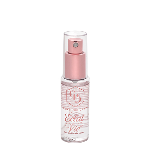 Een transparant flesje Cent Pur Cent Eclat de Vie haar en bodyspray met een roségouden verstuiver en dop, geïsoleerd tegen een witte achtergrond.