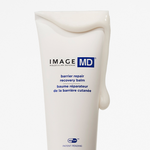 De witte IMAGE Skincare IMAGE MD tube waarbij een druppel van de herstellende balsem langs de zijkant naar beneden vloeit.
