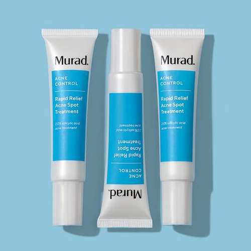 Drie tubes van de Murad Rapid Relief Acne Spot Treatment op een blauwe ondergrond