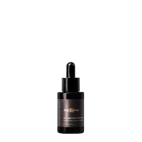 Een zwarte glazen 30ml flacon van Synergie Skin AlgiZome pro-ageing boosterserum met een druppelaar tegen een witte achtergrond.