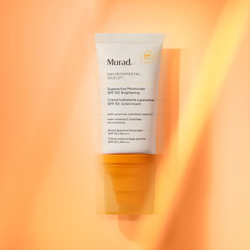 Tube Murad Environmental Shield Superactive Moisturizer SPF 50 op een oranje sfeerachtergrond