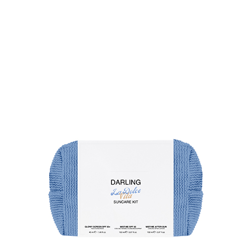 Vooraanzicht van de blauwe Darling toilettas met een witte wikkel waarop de productnamen en inhoudsmaten staan.