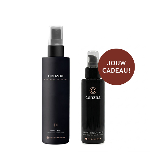 Een grote zwarte sprayflacon van Cenzaa Velvet Mist gezichtstoner met daarnaast een kleinere pompflacon van Cenzaa Velvet Creamy Milk reiniging met een bruine sticker met de tekst Jouw Cadeau