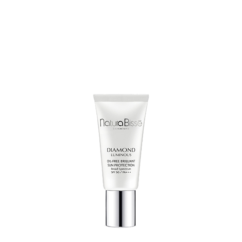 Een witte tube Natura Bissé Diamond Luminous Oil-Free Brilliant Sun Protection SPF50 met een zilveren dop.