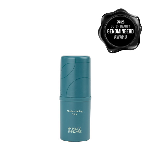 Een blauwgroene Absolute Healing Stick van My Kinda Skincare voor lichaam en gezicht, voorzien van het zwarte Dutch Beauty Award Genomineerd 25/26 logo.