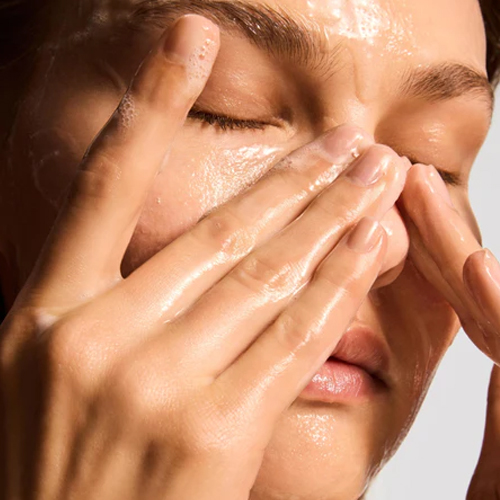 Close-up van een model dat schuimend iS Clinical Cleansing Complex inmasseert op het gezicht voor een milde reinigingiS Clinical Cleansing Complex - Model Applicatie
