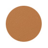 Een ronde swatch van Jane Iredale Enlighten Plus Under-eye Concealer in de kleur No. 3. De egale, ronde kleurstaal toont de tan tot diepwarme perziktint van de concealer.